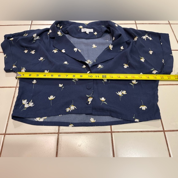 Cropped Floral Button Down Blouse - Picture 4 of 5